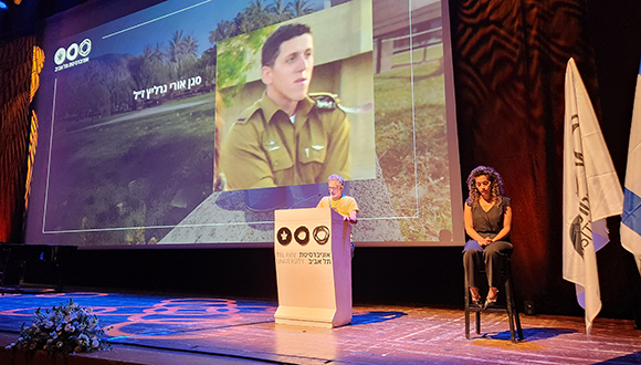 פרופ' מוטי גרליץ ותמונת בנו סגן אורי גרליץ ז"ל